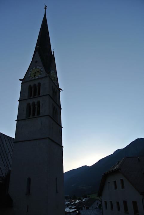 Blick auf die benachbarte Kirche Villa Stelvio
