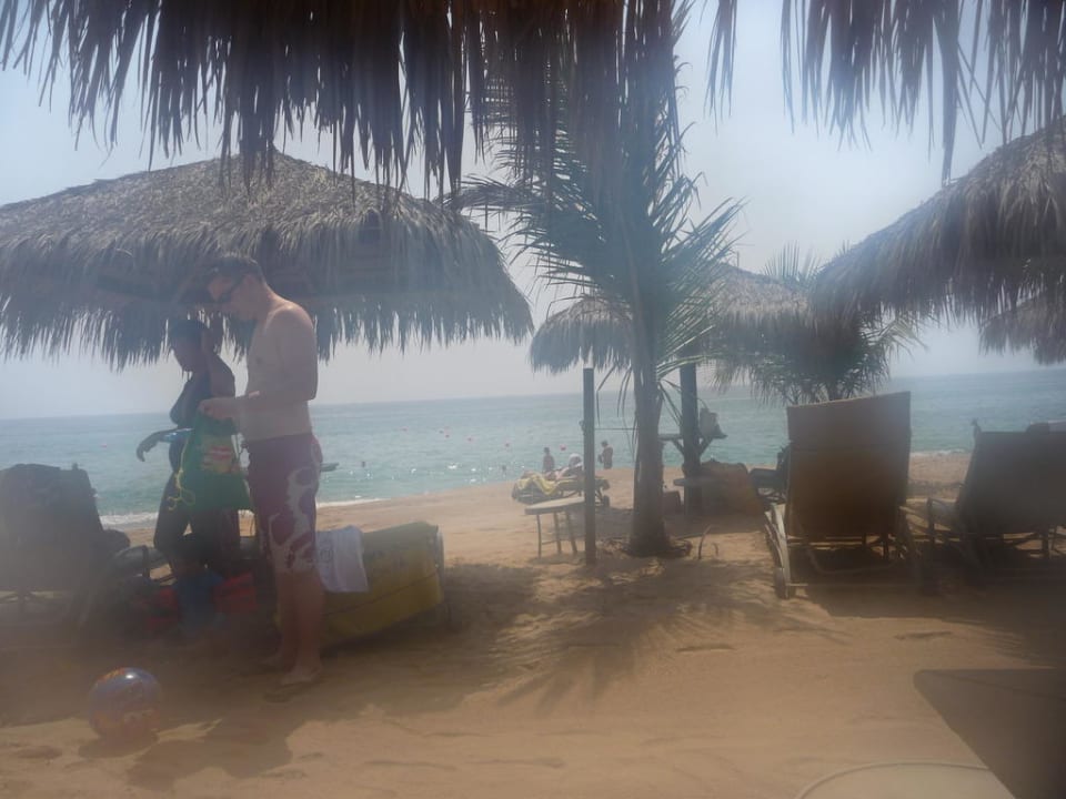 Schöne Schattenspender Hotel Le Meridien Al Aqah Beach Resort