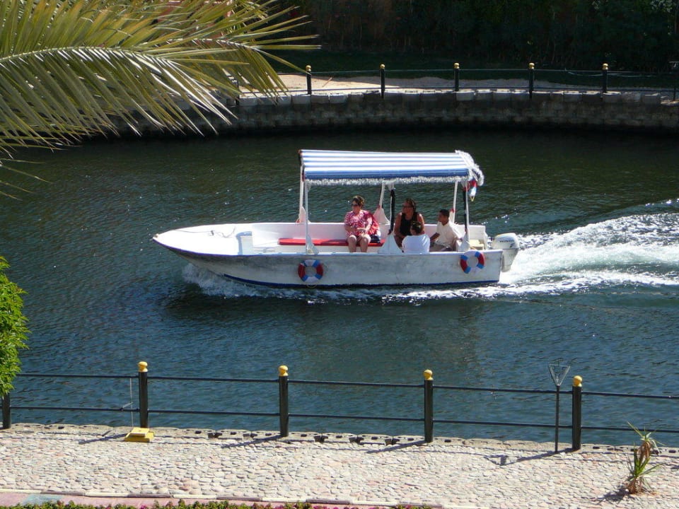 Pendelboot zum Strand durch die Lagune. Pickalbatros Dana Beach Resort - Hurghada