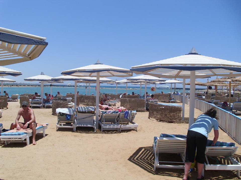 Liegen am Strand Pickalbatros Alf Leila Wa Leila Resort - Neverland Hurghada