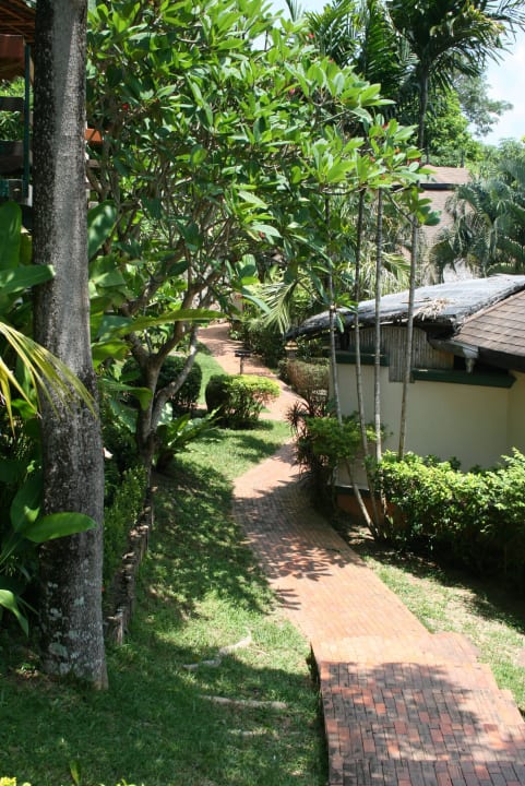Weg durch die Anlage Mangosteen Ayurveda & Wellness Resort