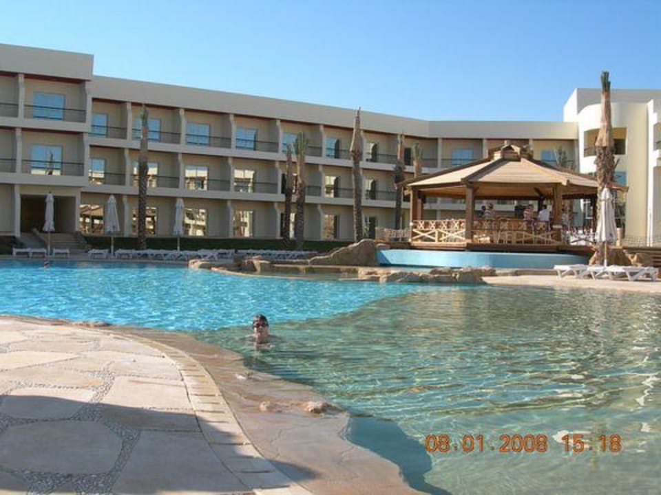 Подогреваемый бассейн Xperience Kiroseiz Parkland Resort