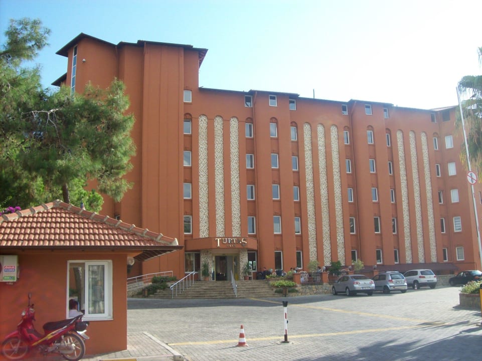 Przod hotelu Club Turtas Beach Hotel