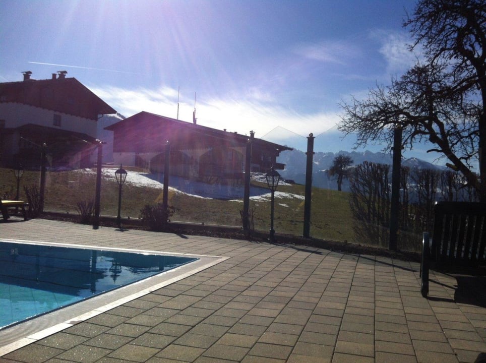 Außenpool mit Blick aufs Kaisergebirge Wohlfühlresort Peternhof