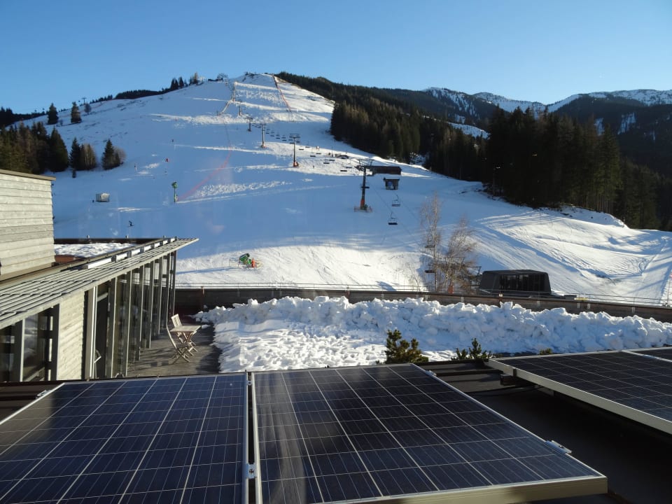 Vom Pool auf die Piste Holzhotel Forsthofalm