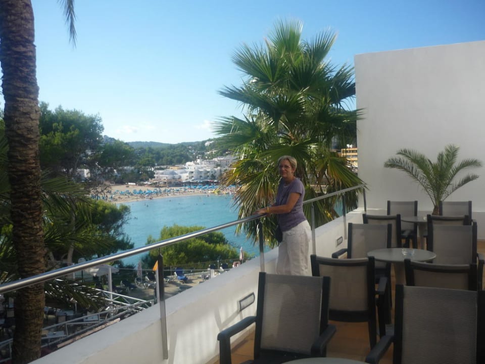 Terrasse neben dem Haupteingang Palladium Hotel Cala LLonga - Adults only
