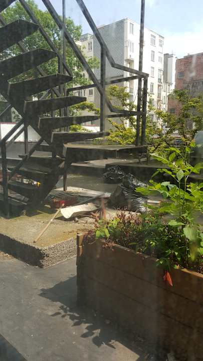 Fluchttreppe mit Müll Hotel Izan Avenue Louise