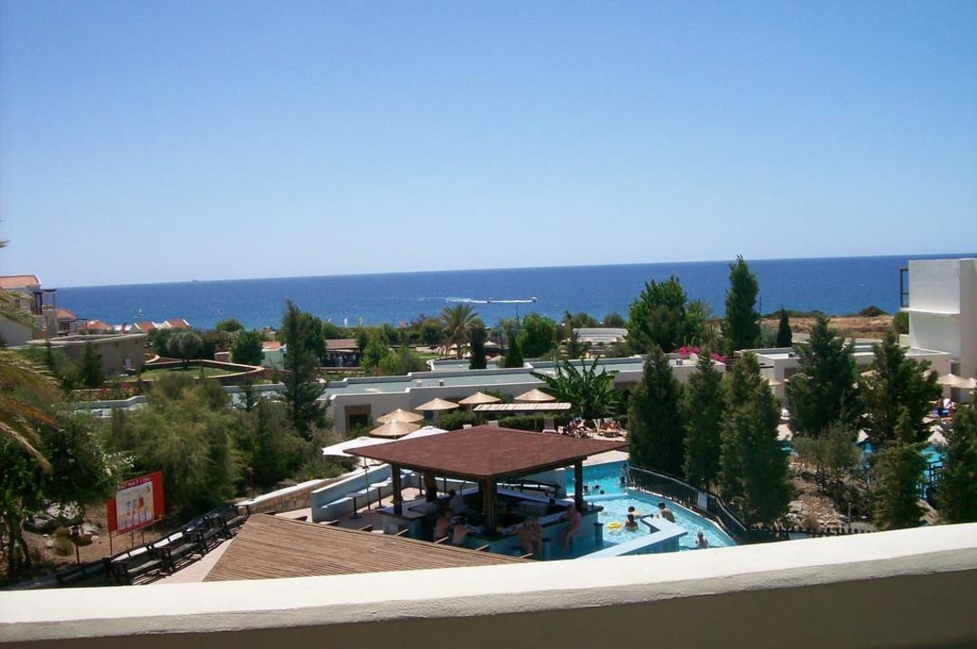 Pool mit Poolbar und Blick aufs Meer alltoura Club Hotel Kiotari Miraluna