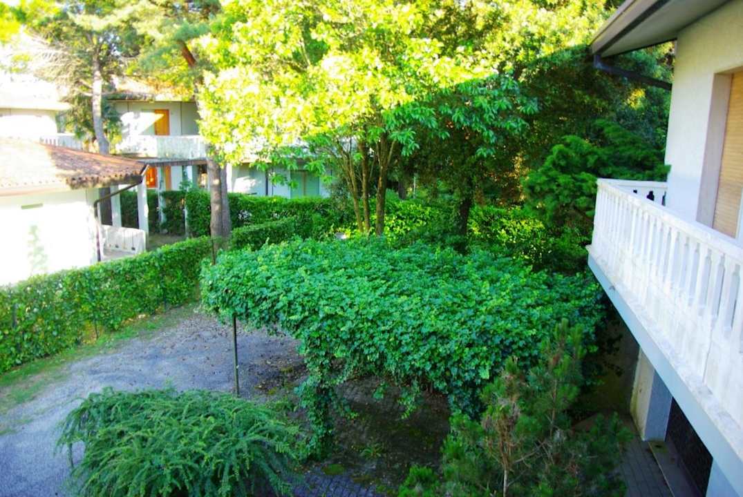 Zum Eingang hin Villa Erica