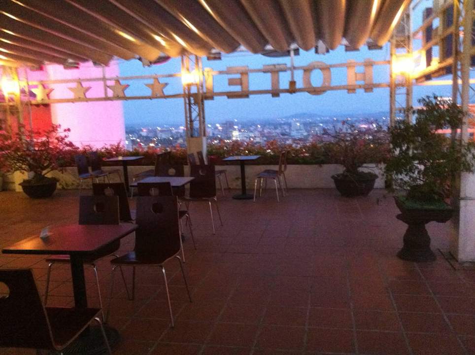 Leere Bar gegen 18 Uhr Midtown Hotel Hue