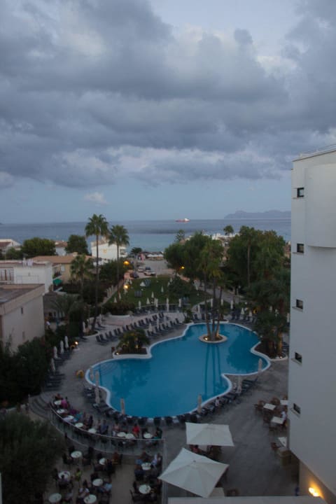 Pool, dahinter Liegewiese, dahinter Strand allsun Hotel Eden Alcudia