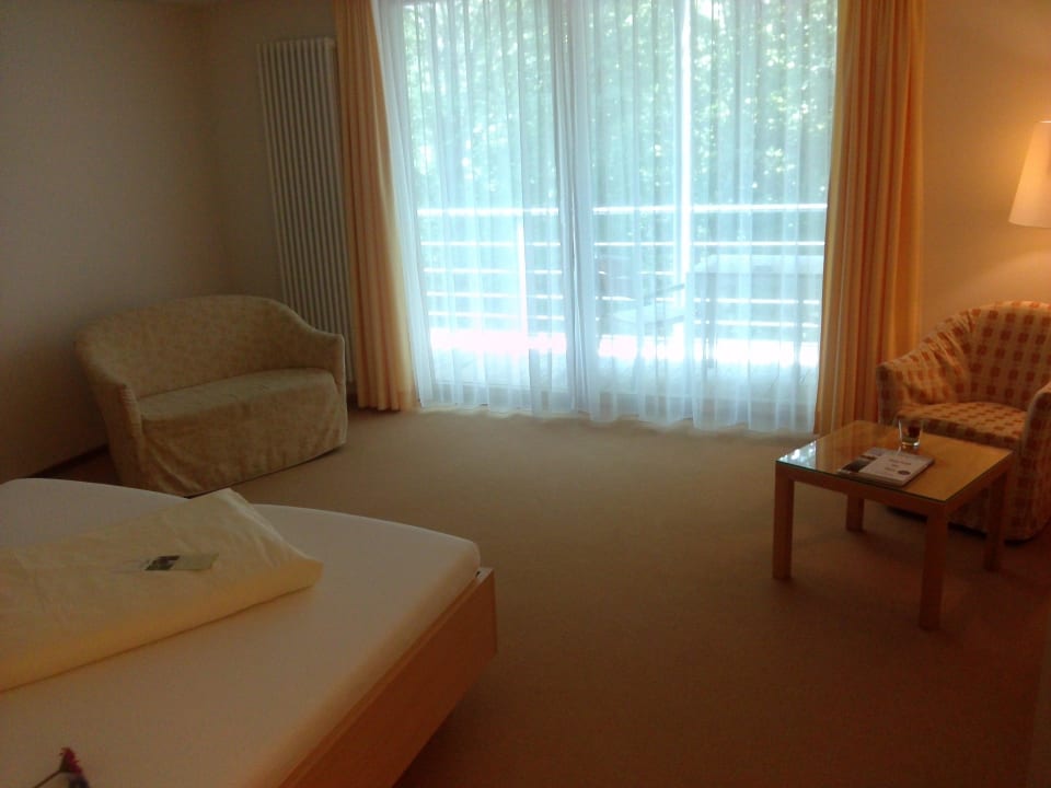 Großes Zimmer mit großem Fenster Landhotel Allgäuer Hof