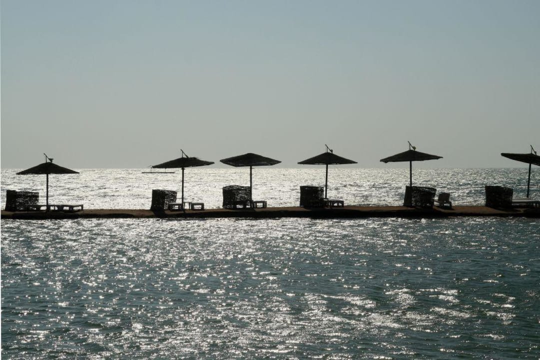 Sonnenschirme am Morgen Mövenpick Resort & Spa El Gouna