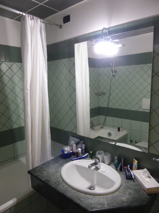 Bad mit super hygienischem "Duschvorhang" ibis Styles Roma Vintage