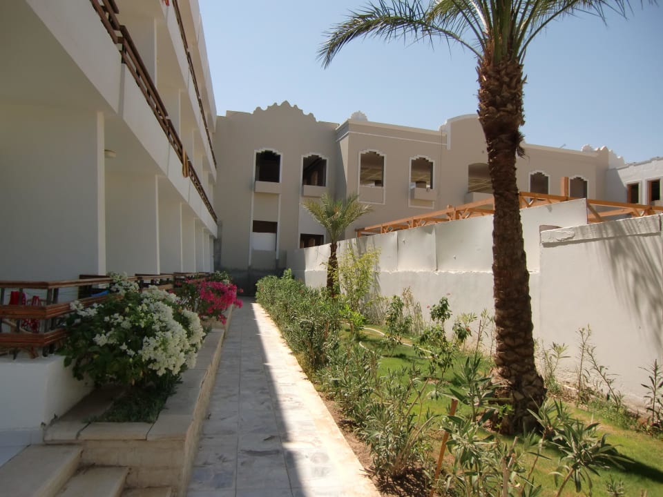 Baustellle direkt vor dem Gebäude  The Grand Hotel Hurghada