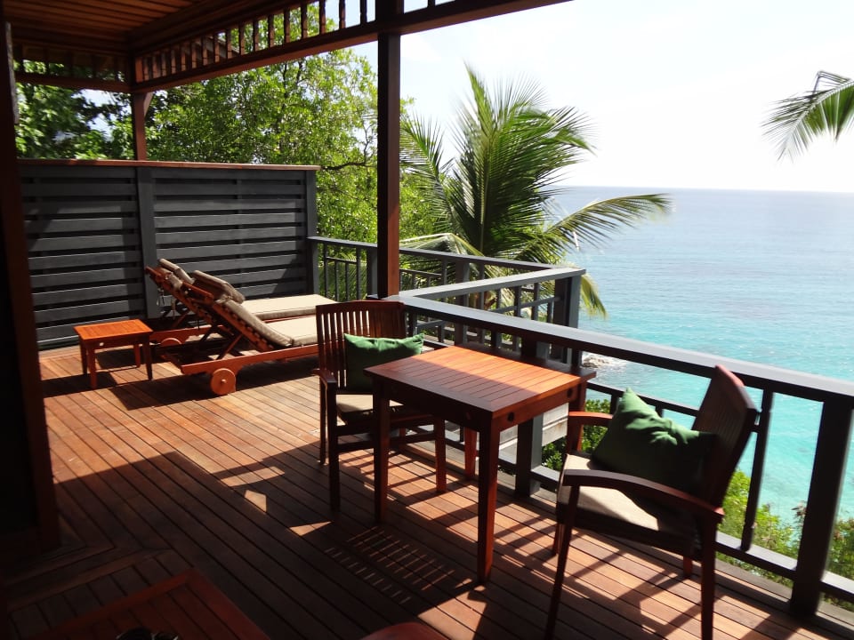 Balkon mit Liegestühlen Hilton Seychelles Northolme Resort & Spa