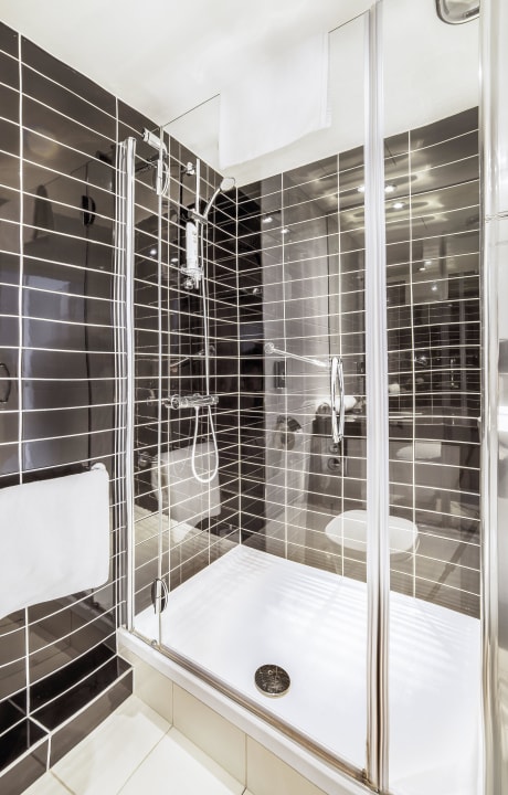 Łazienka z podgrzewaną podłogą  ibis Styles Wałbrzych