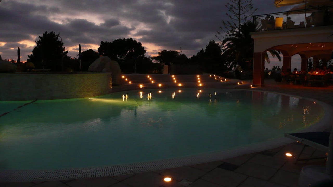 Romantischer Pool am Abend Aldiana Club Rocca Nettuno Calabria