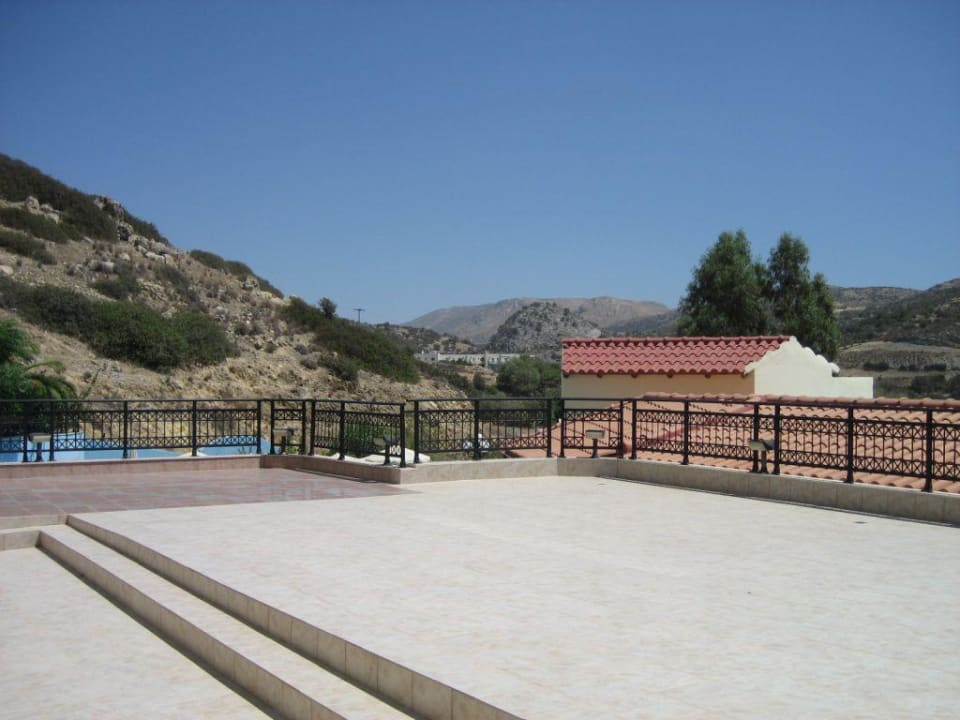 Terrasse vor Zimmeranlage Hotel Melissa