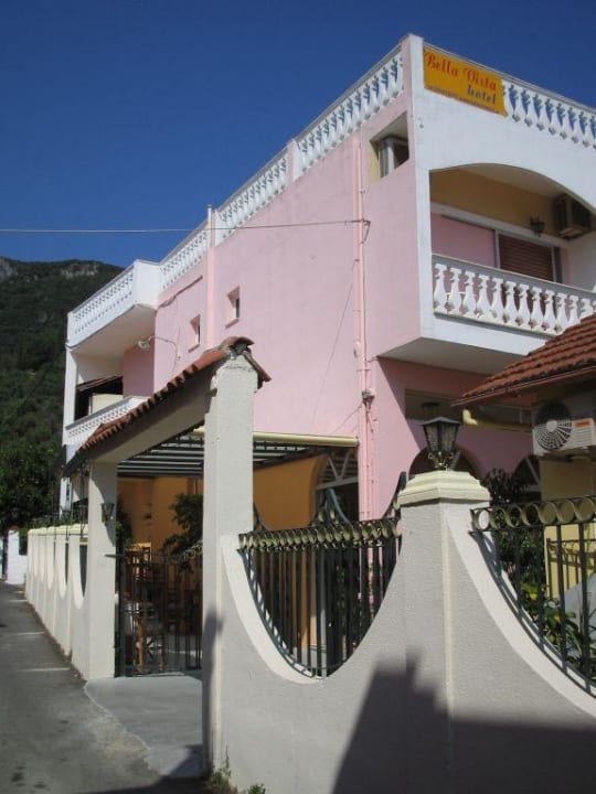 Blick auf das Hotel. Bella Vista hotel and studios