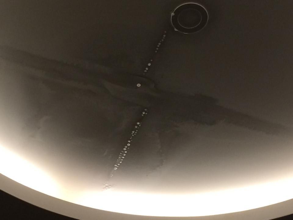 Tropfen von der Decke an der Lobbybar Michell Hotel & Spa