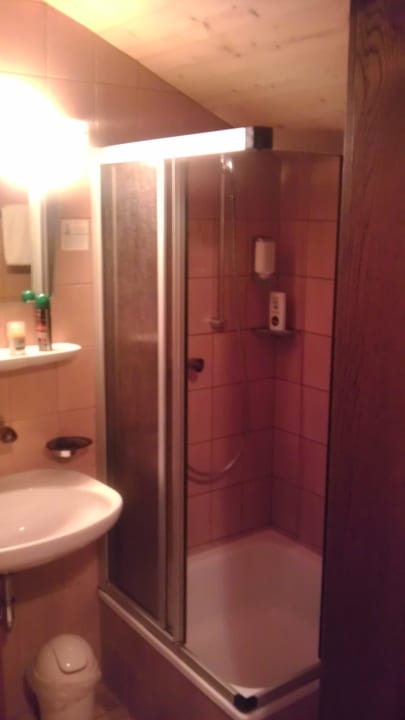 Dusche unter Dachschräge Gasthof Huber