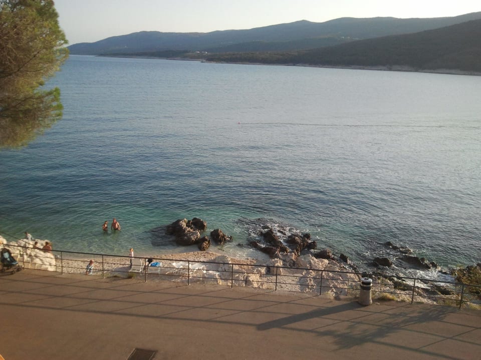 Blick vom Pool zum Strand noch mit Liegen Valamar Sanfior Hotel & Casa