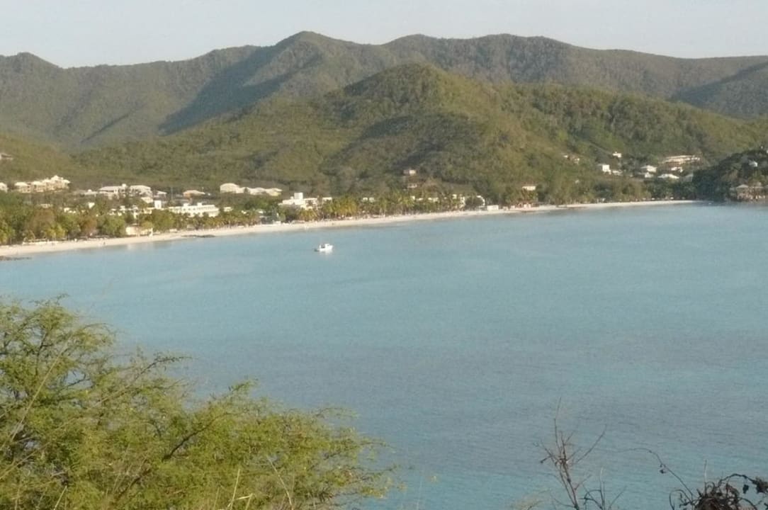 Der Strand, am rechten Ende die Hotelanlage (weiß  Jolly Beach Resort