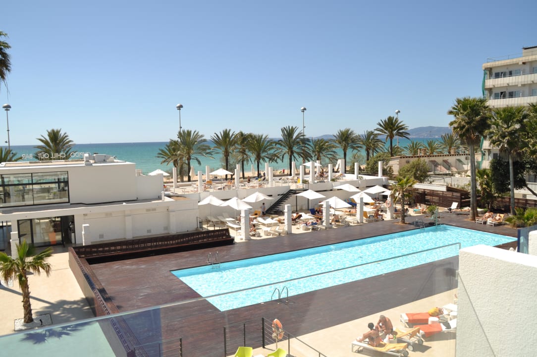 Rechts im Bild sieht man das Kontiki Iberostar Waves Bahia de Palma