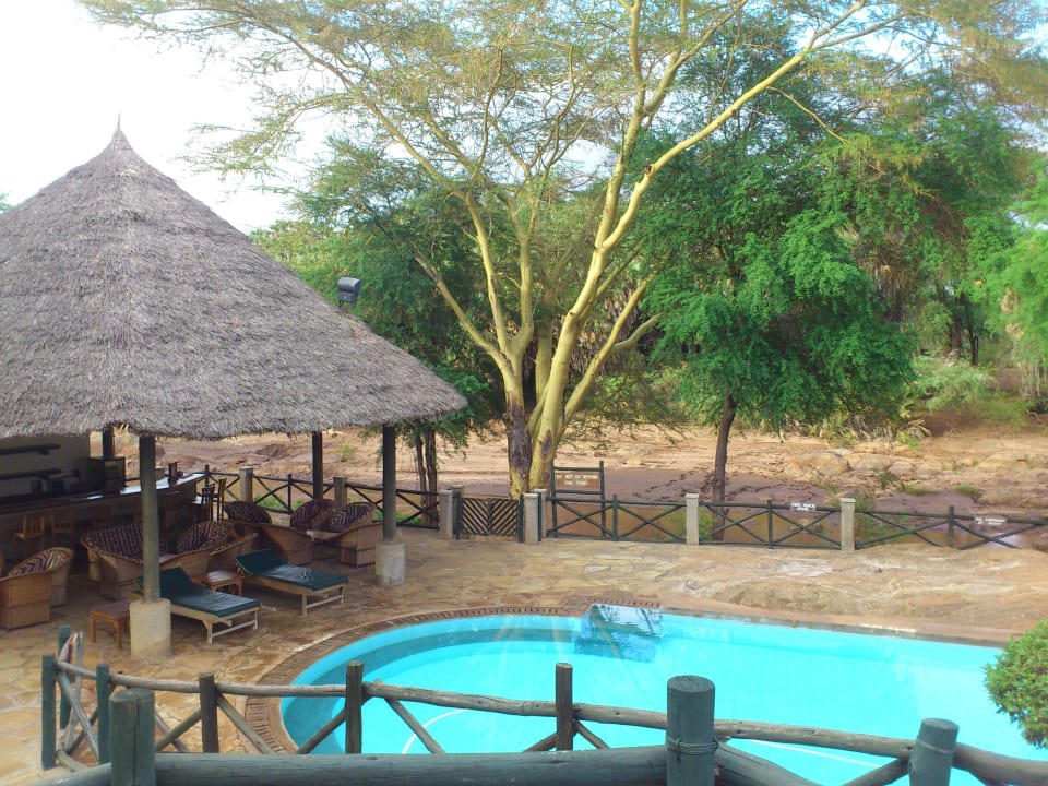 Pool und Bar, dahinter der Tsavo Man Eaters Camp/Lodge