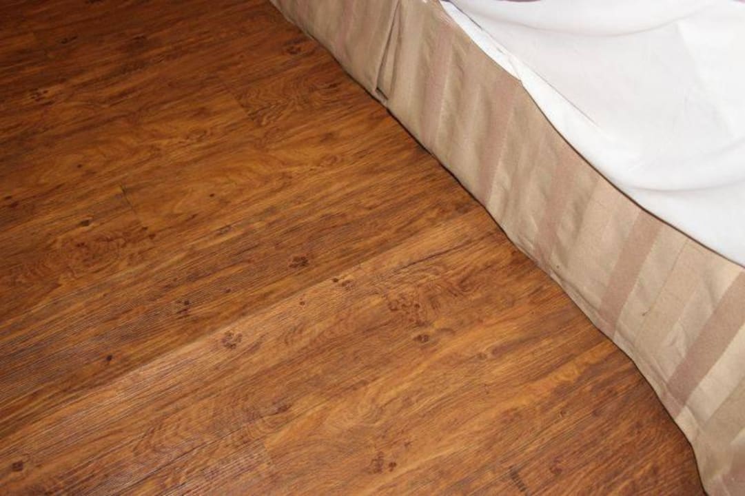 Von der Nässe im Zimmer gewellte Bodendielen Dalat Plaza Hotel