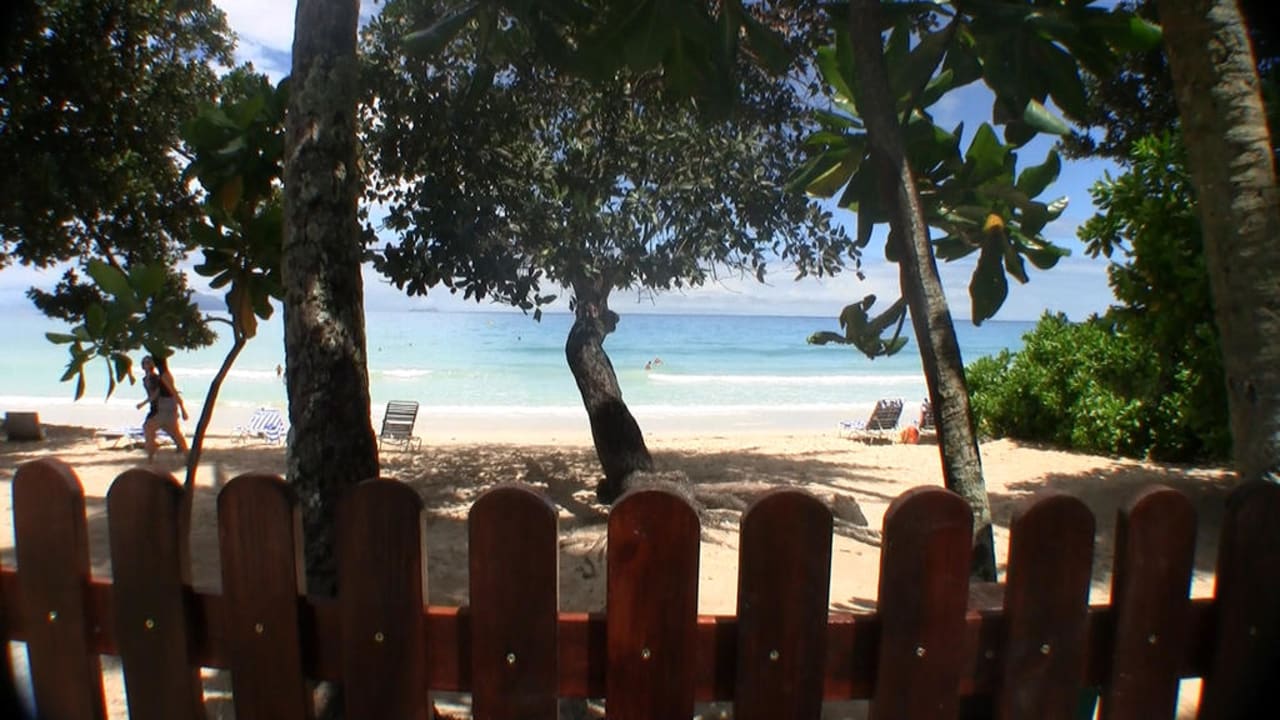 Blick vom hinteren Hotelgarten zum Strand Berjaya Beau Vallon Bay Resort & Casino