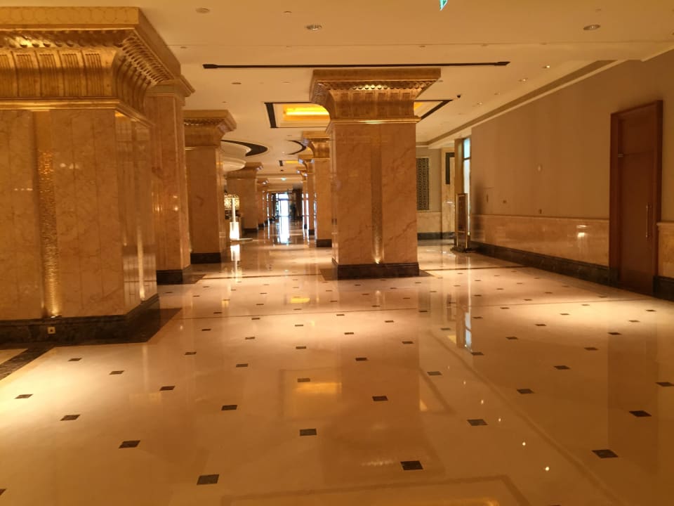 Halle Emirates Palace Mandarin Oriental