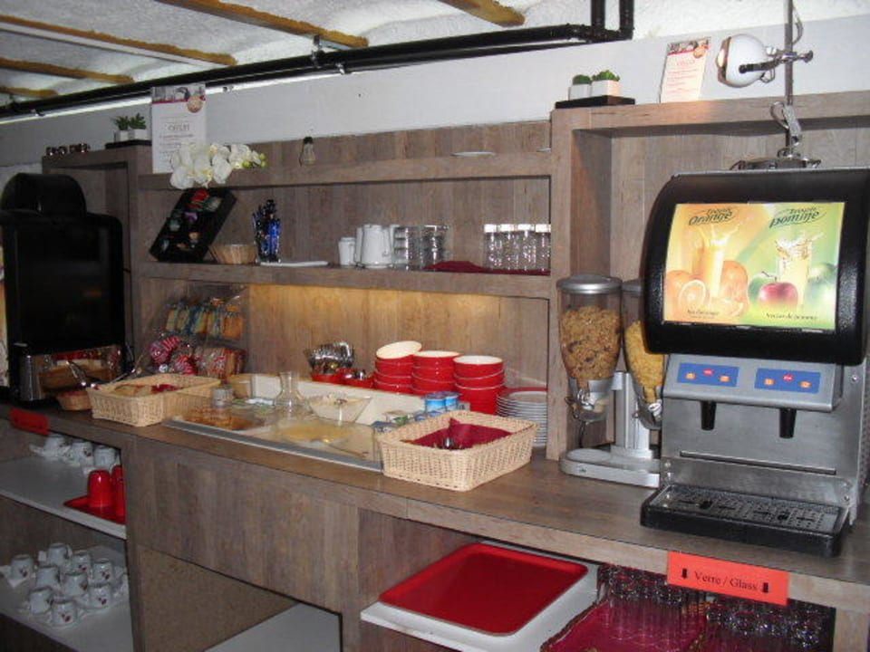 Kleines Frühstück im Keller ohne Fenster Hotel Stanley by HappyCulture