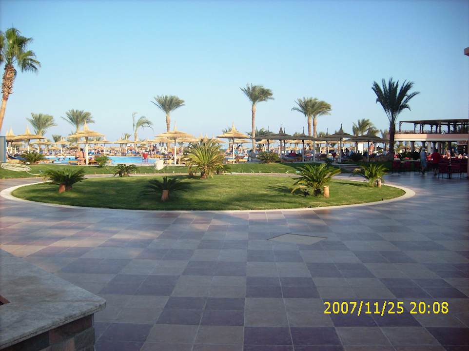 Территория отеля Beach Albatros Resort