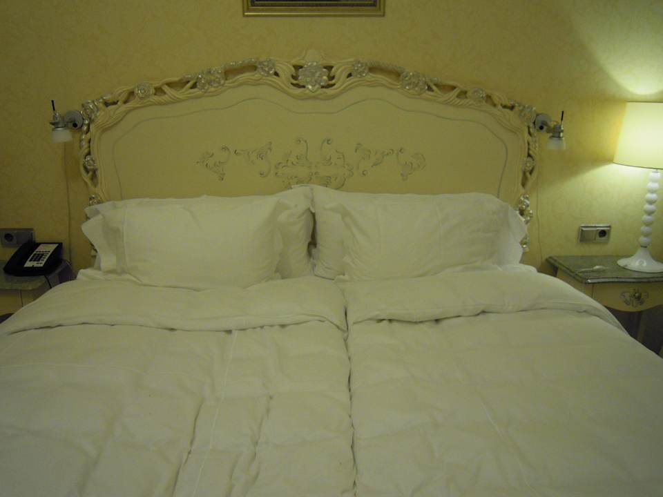 Большая кровать Radisson Collection Hotel Moscow