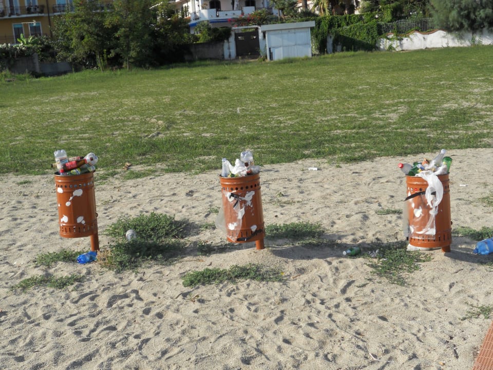 Abfalleimer wurden nie geleert Hotel Resort Lido Degli Aranci