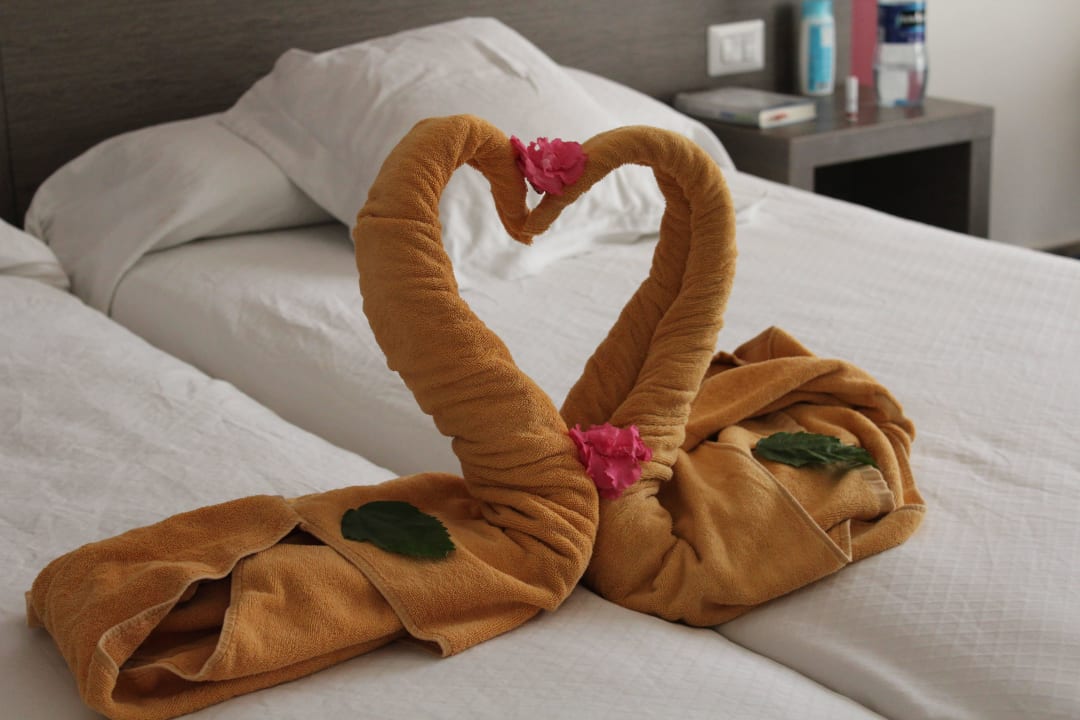 Handtuchkunstwerk des Zimmerservice VOI Praia De Chaves Resort