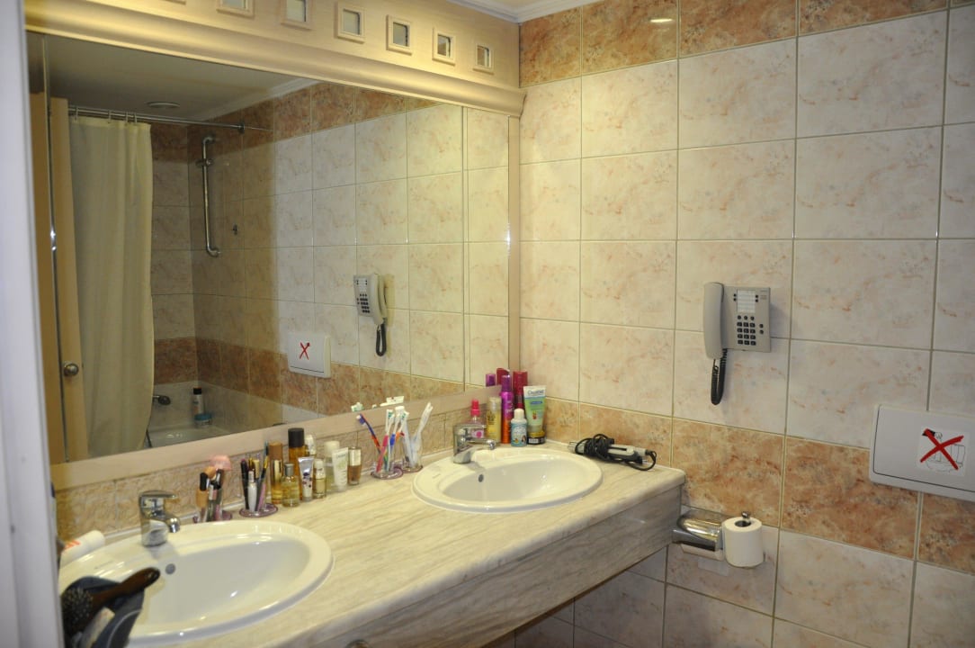 Bad im Familienzimmer Lindos Princess Beach Resort & Spa