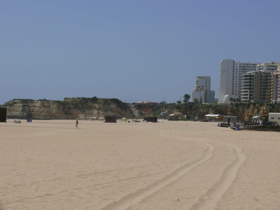 Strand ca. 10 min vom Hotel NH Marina Portimão Resort