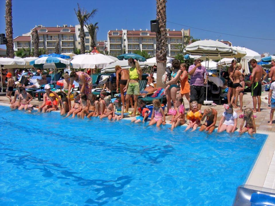 Kinderanimation am "Olympia"-Pool Hane Family Resort