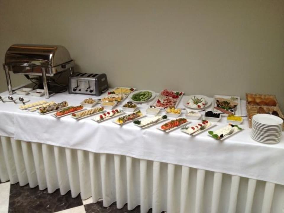 Frühstücksbuffet für 30 Fusballer und 15 and.Gäste Hotel Elbląg