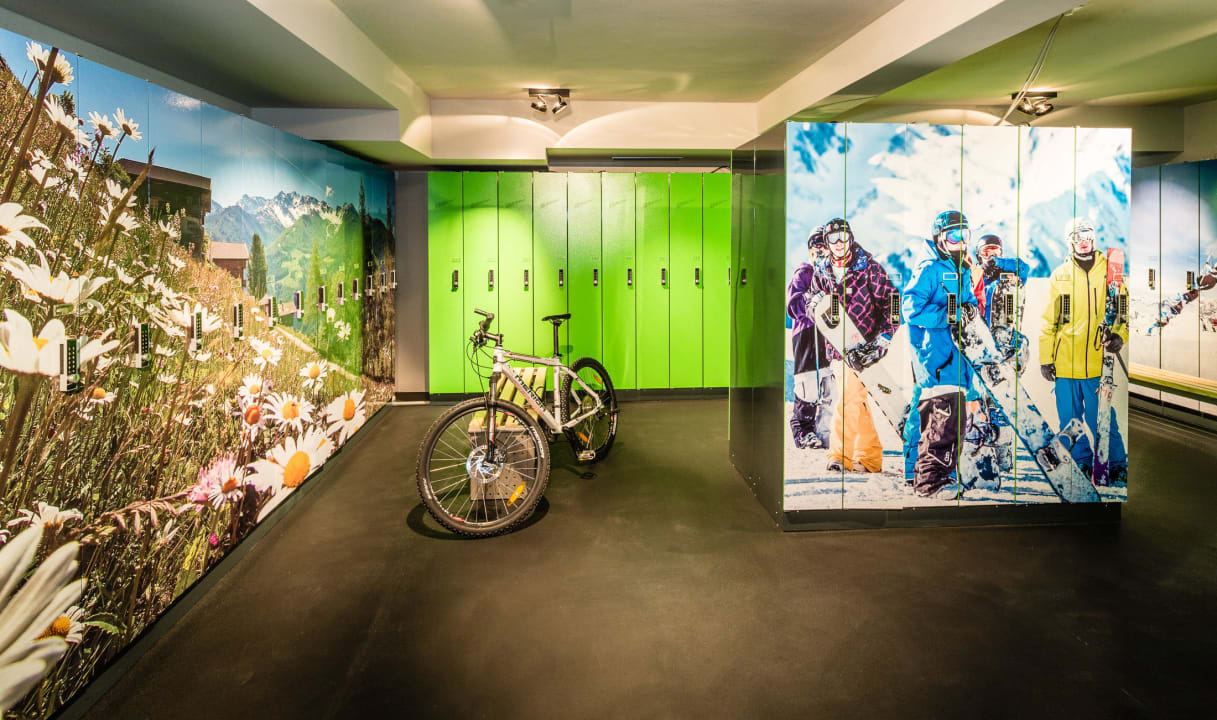 Stauraum für Ski und Bike mit Spints Hotel Schwarzenstein