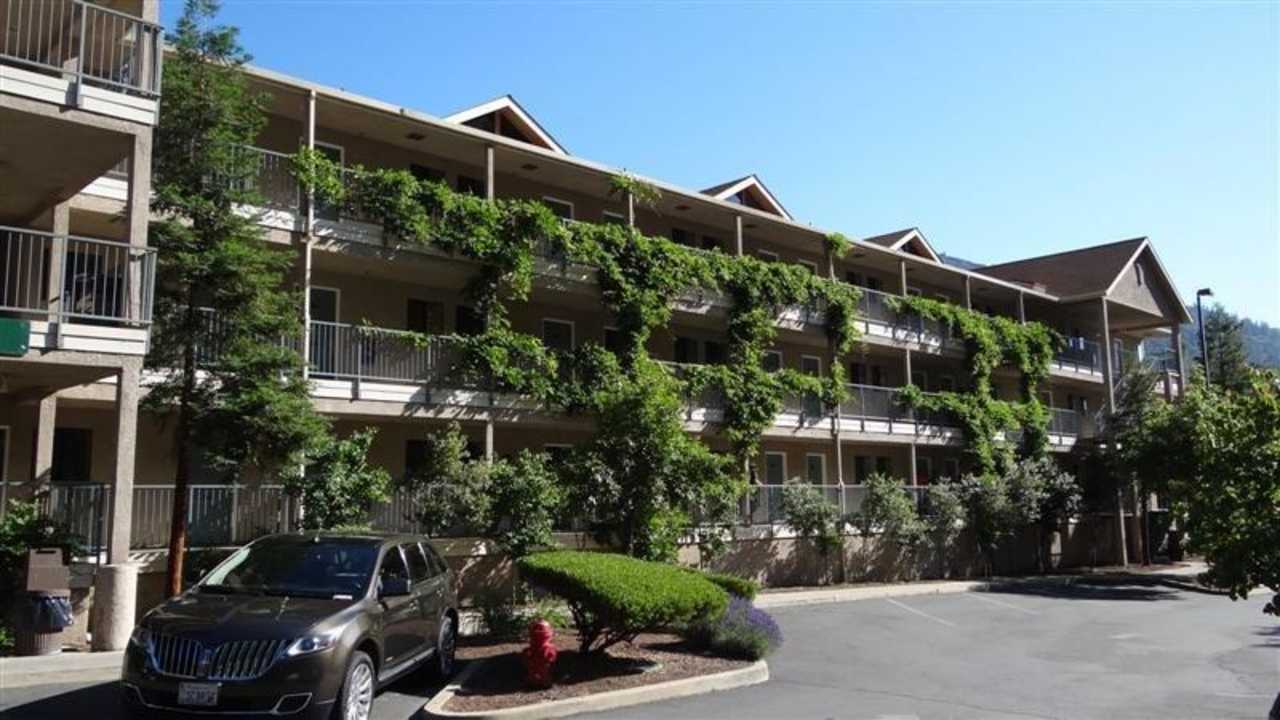 Eines der Wohngebäude Hotel Yosemite View Lodge