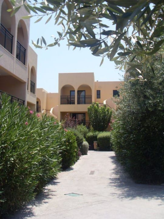 Auf dem Weg zu den Bungalowzimmern Atlantica Aegean Blue