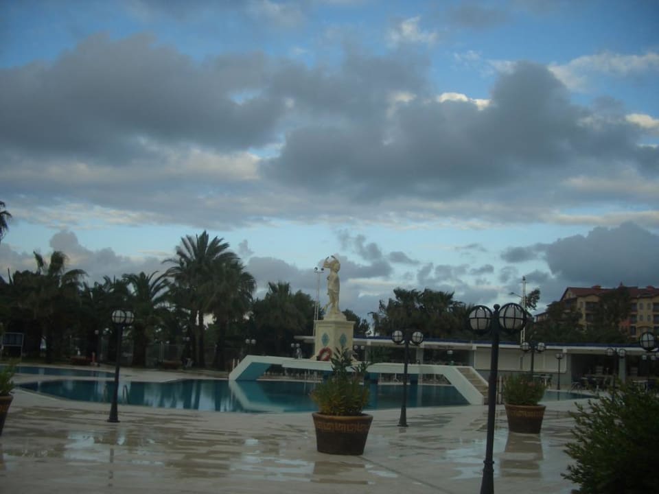 Pool im Sturm Süral Saray Hotel