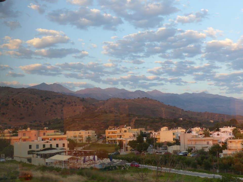 Blick von der Dachterrasse auf die Berge und Dorf Hotel Corissia Princess