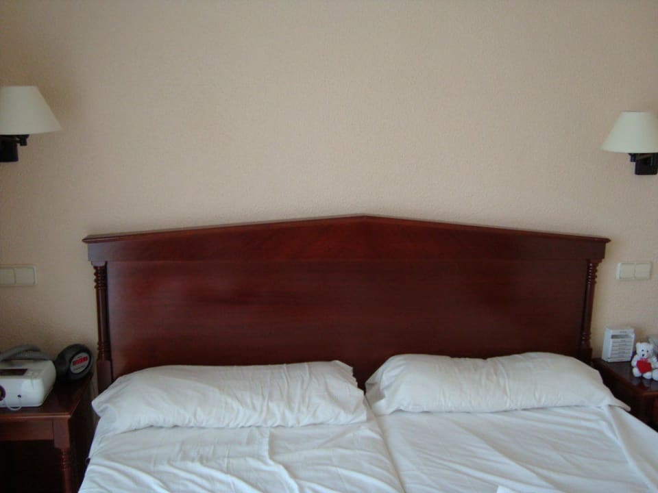 Altes, ungemütliches Bett, was es darstellen soll Valentin Somni Hotel & Suites