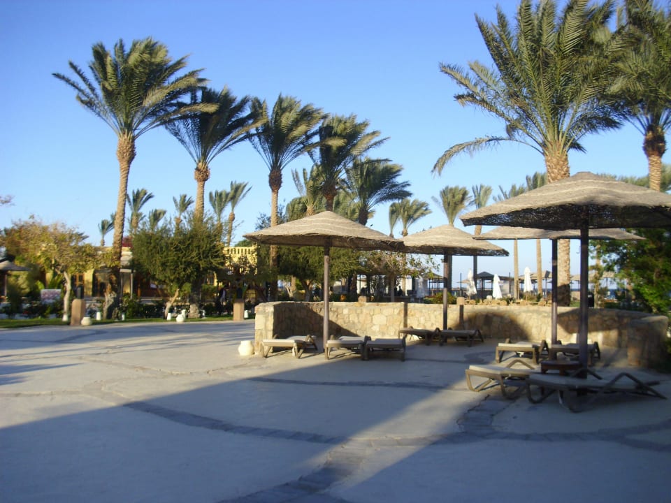 Wege zum Pool und Strand mit Liegeplätzen Makadi Palace