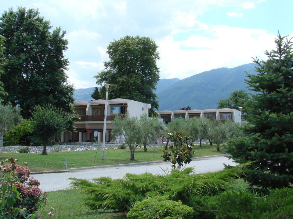 Hotelgarten mit Bungalows Olympian Bay Grand Resort